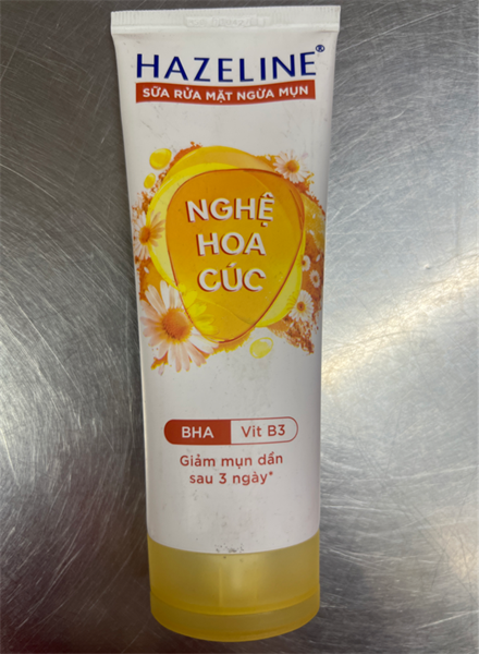 Sữa rửa mặt Hazeline ngăn ngừa mụn nghệ hoa cúc 100g