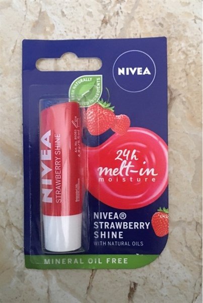 SON DƯỠNG ẨM NIVIA DÂU TÂY 4,8G (Chai)