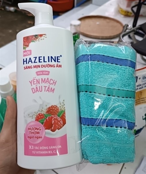 Sữa tắm Hazeline yến mạch dâu tằm 800g (Chai)