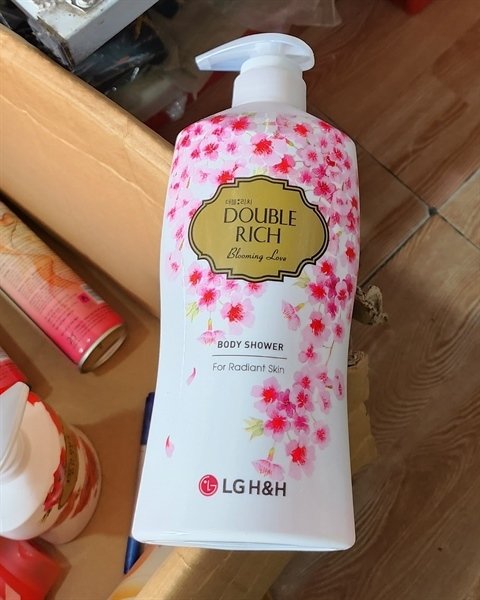 Sữa tắm Double rich blooming love hoa anh đào 550g (Chai)