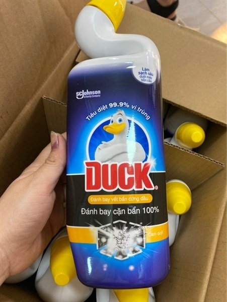 Tẩy cặn bẩn Duck hương cam quyt 900ml (Chai)
