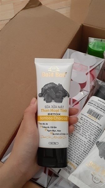 Sửa rửa mặt tinh chất than tre hoạt tính Gold Bee