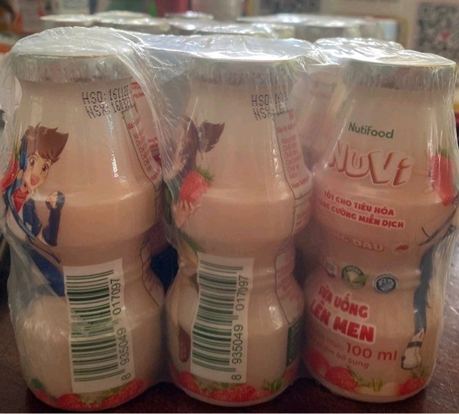 Nuvi sữa chua uống lên men Hương dâu chai 100ml (Thùng 8 lốc)